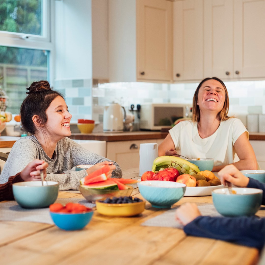 Eetgewoonten Van Tieners Gezin Aan Tafel Fruit