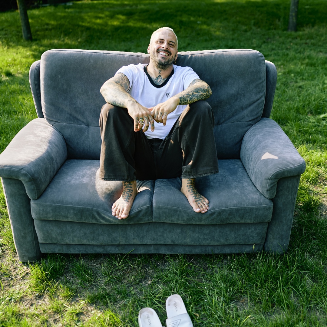 Rapper Zwangere Guy op een zetel in de tuin