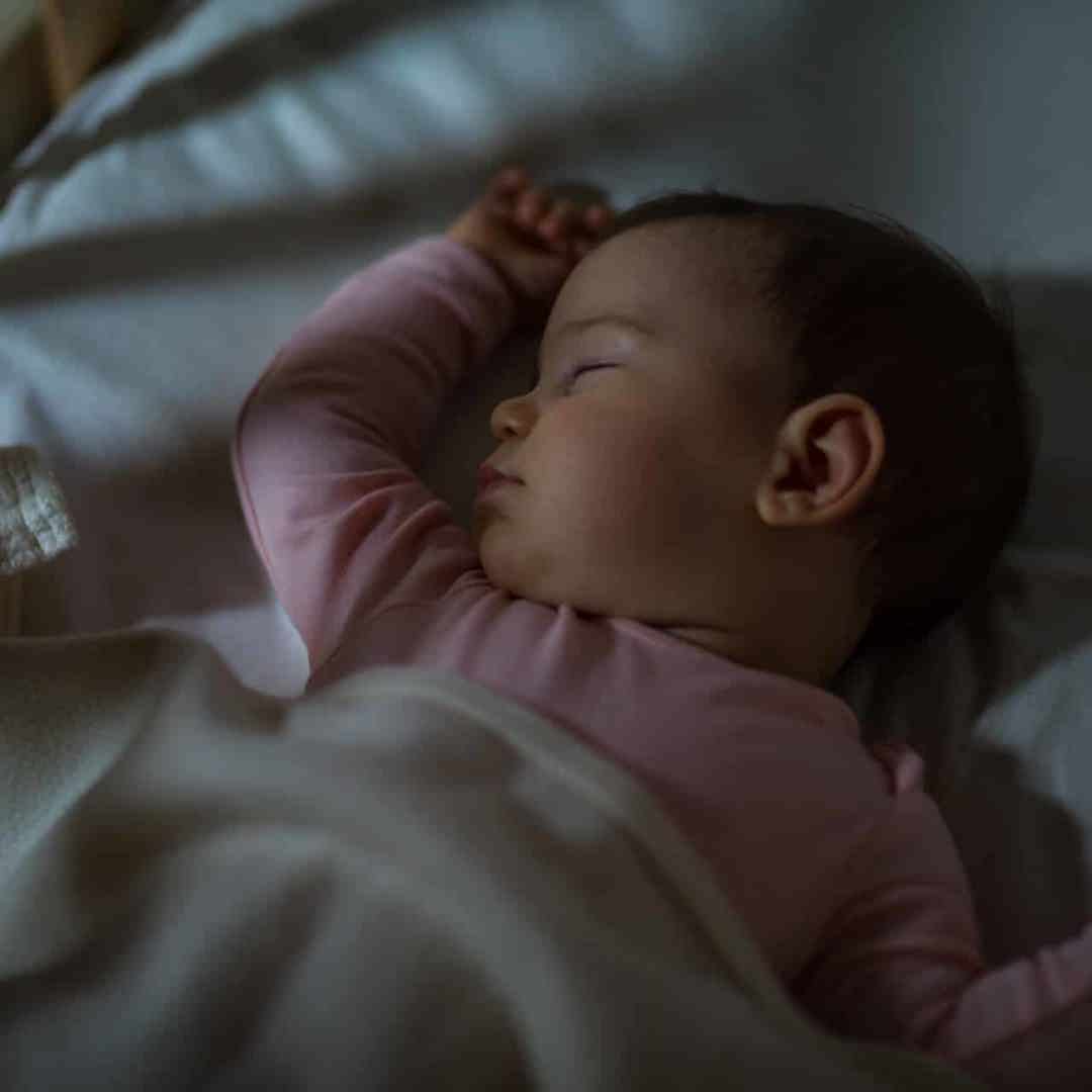 Slapende baby: Van co-sleeping naar je baby alleen laten slapen 