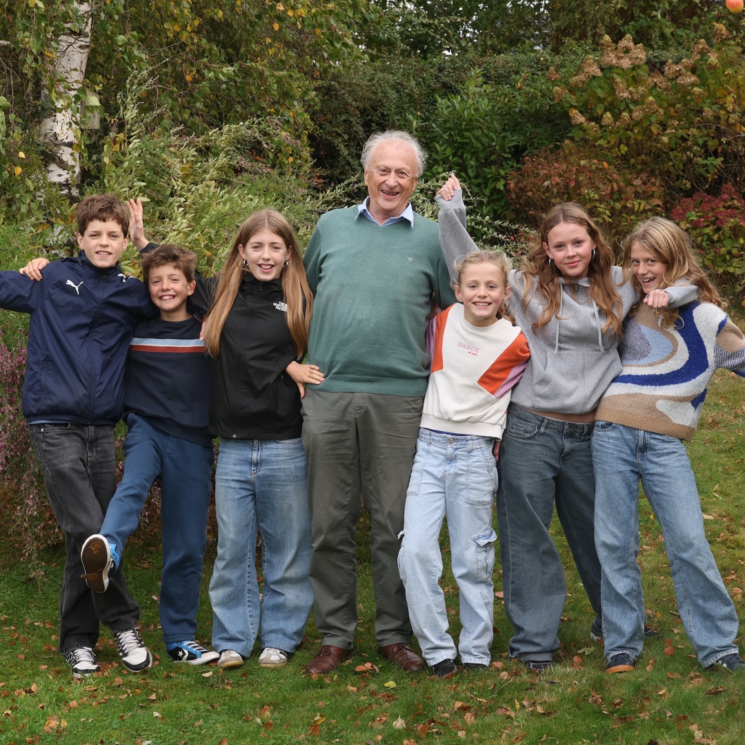 Alfons Vansteenwegen poseert met kleinkinderen