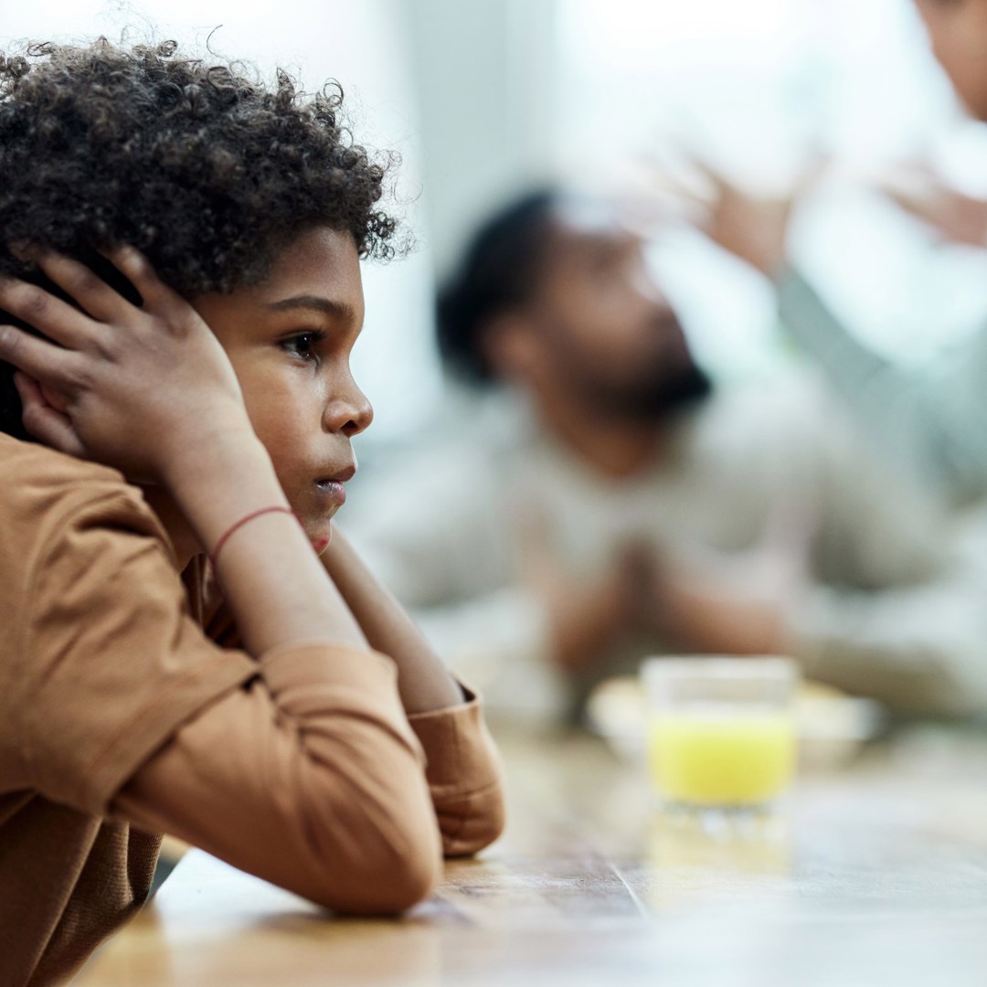 Intrafamiliaal Geweld Veilig Huis Gezin Kind Beschermt Oren Ruziende Ouders