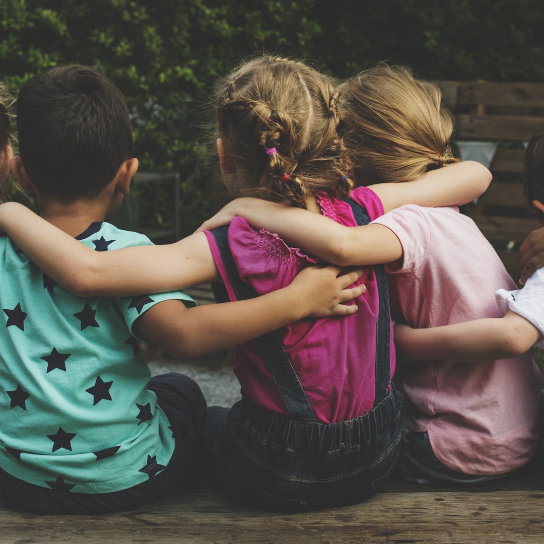 Kleuters omarmen elkaar kinderen een stem geven