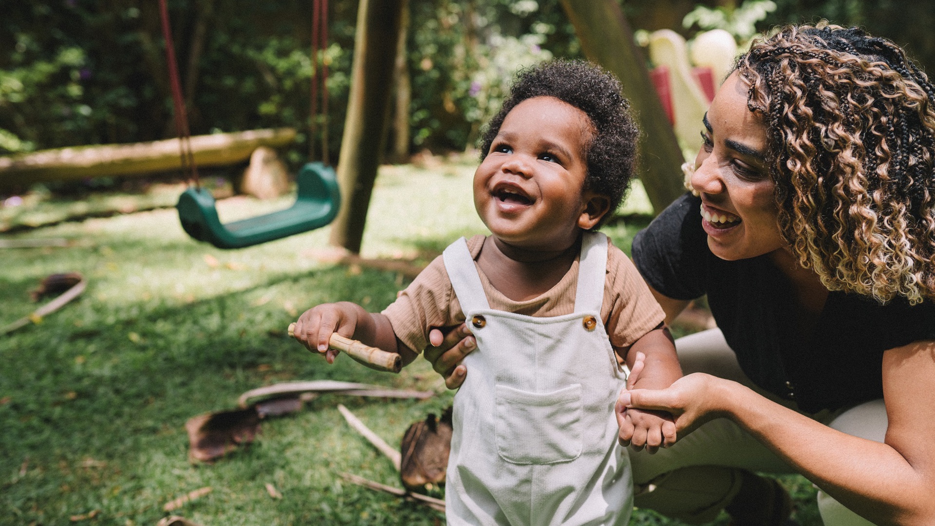 Banner Peuter Lente samen met mama buiten spelen