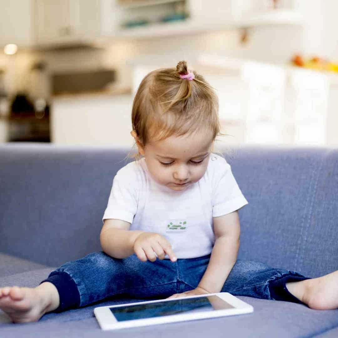 Peuter speelt op tablet: zo bepaal je de schermtijd