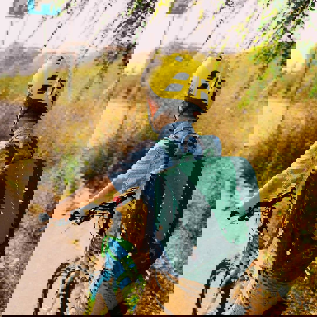 Kind fietst alleen naar school