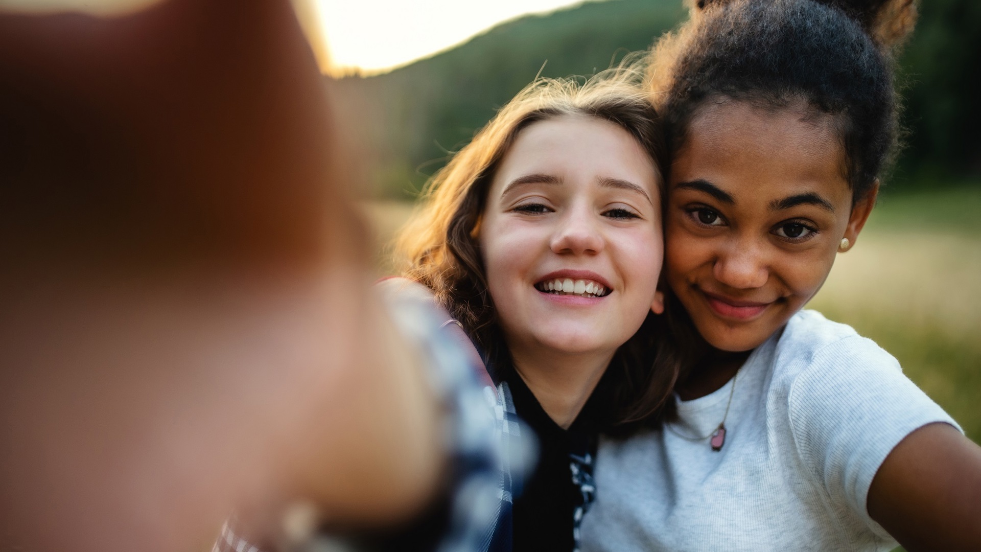 Banner Tiener Lente twee meisjes buiten