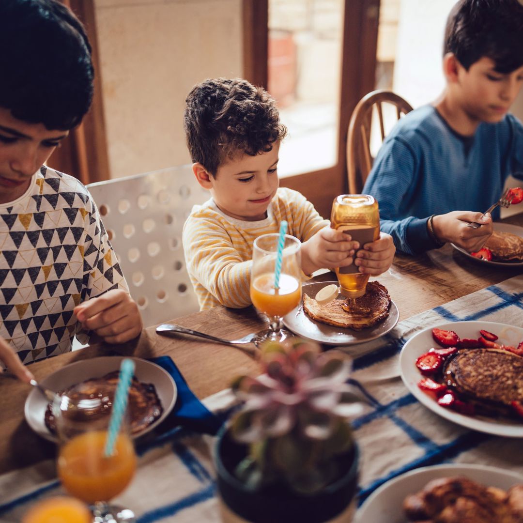 Kleuter drinkt fruitsap: hoe gezond is frisdrank voor kinderen