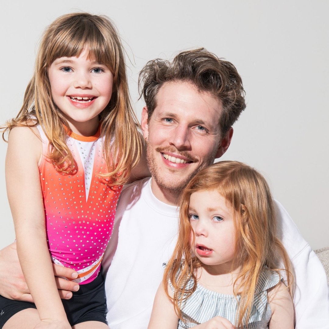 Papa-Alban-met-dochters-zetel-fotograaf Kaat Pype