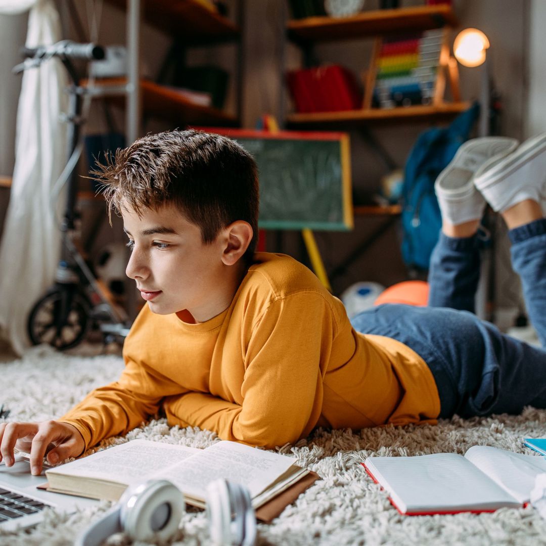 Chatgpt Hoe Veilig Tiener Op Tapijt Laptop Huiswerk Maken