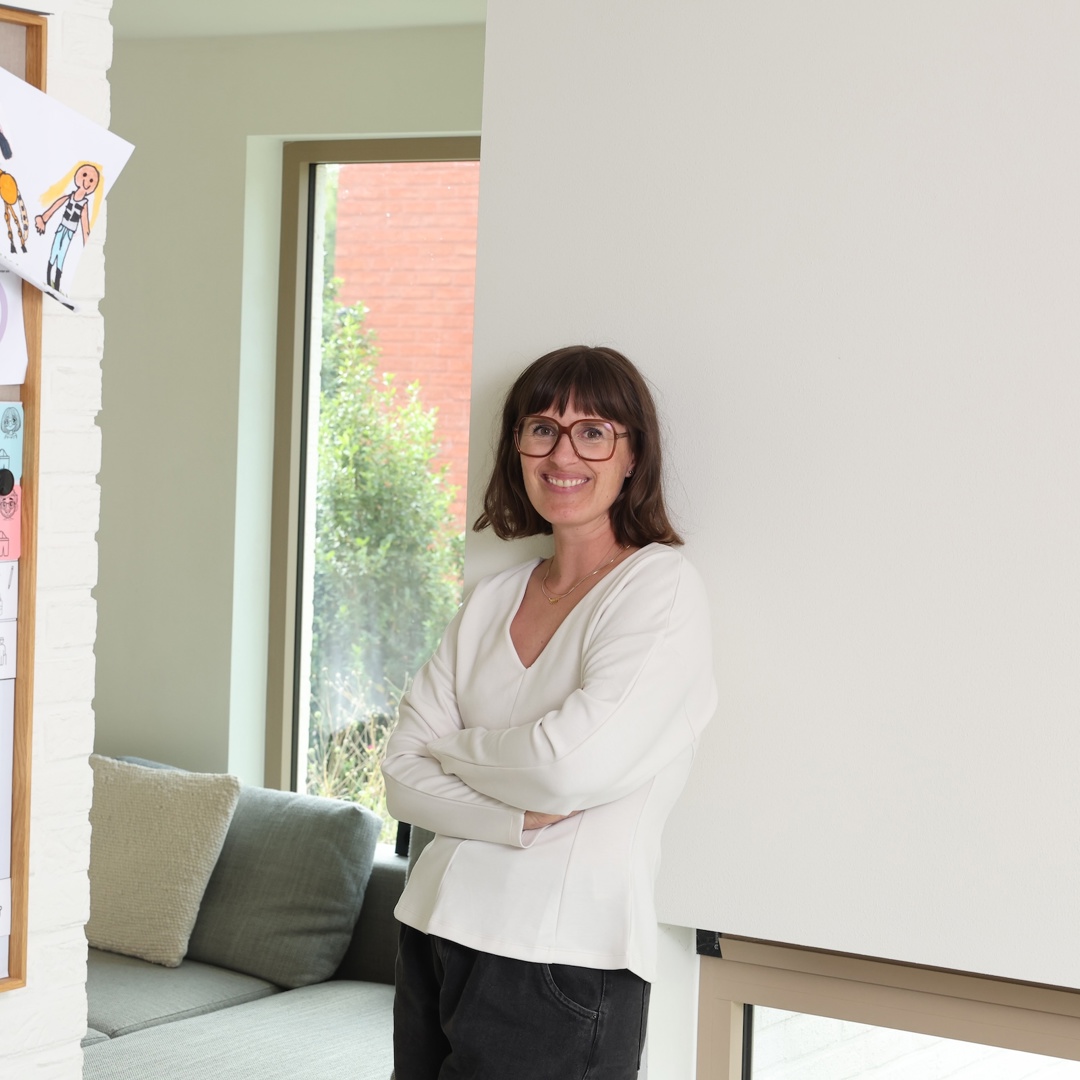 Mama Nele Reymen in woonkamer, vertelt over leven met ADHD