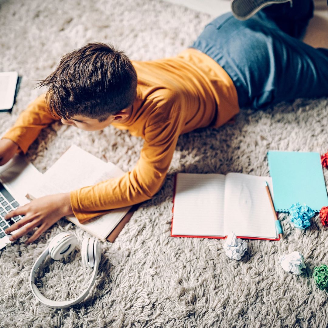 Leren Leren Hoe Studeren Als Jongere Studeertips Jongen Op Mat Met Studieboek Laptop