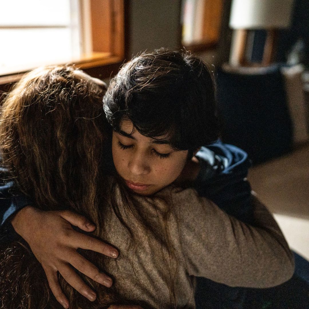 Jongen Knuffelt Mama Kind Bewust Maken Van Vrouwonvriendelijk Gedrag