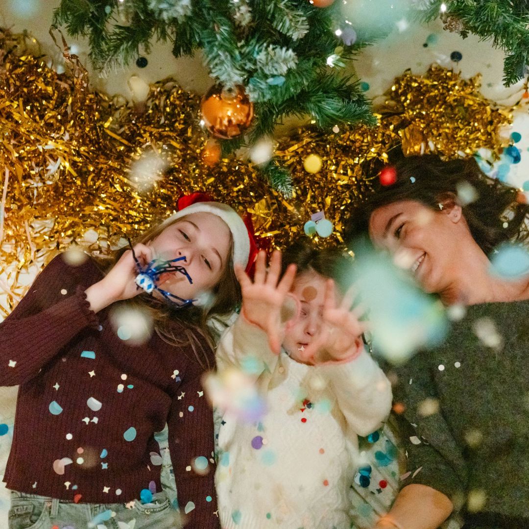 Cadeaus Die Weinig Kosten Mama Met Dochters Op De Grond Kerstsfeer